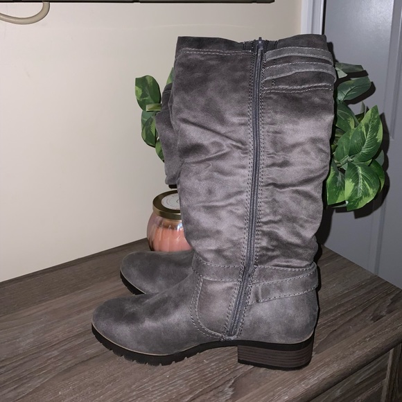 Woman’s Gray boot ( never worn ) - Picture 4 of 13
